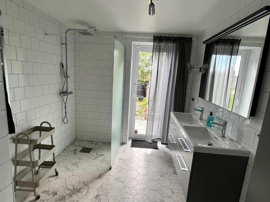تروسا Villa Med Pool Och Bara 600M Till Havet! المظهر الخارجي الصورة